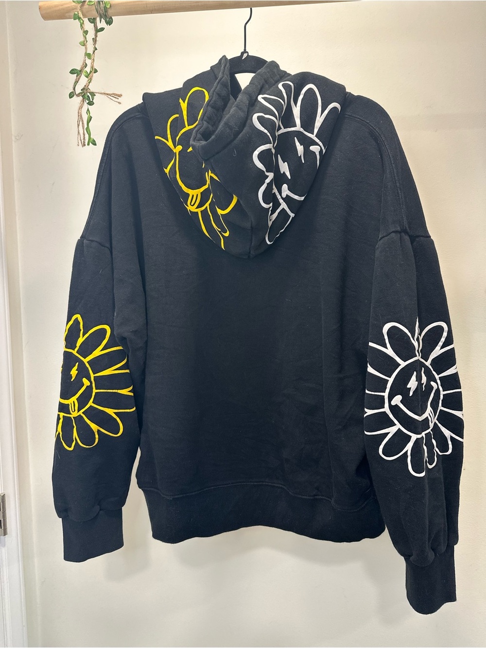 Free Size NEOITY Black Oversized Smiley Flower Graphic Sleeve Hooded Sweatshirt